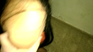 La streghetta infedele e l’amico sono in ritardo per la festa di Halloween